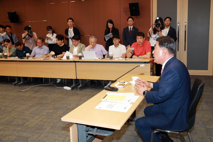 김두겸 울산시장은 16일 시청 프레스센터에서 기자간담회를 갖고 국내 최대 규모의 인공지능(AI) 데이터센터 구축 사업에 대해 설명했다. 울산시 제공