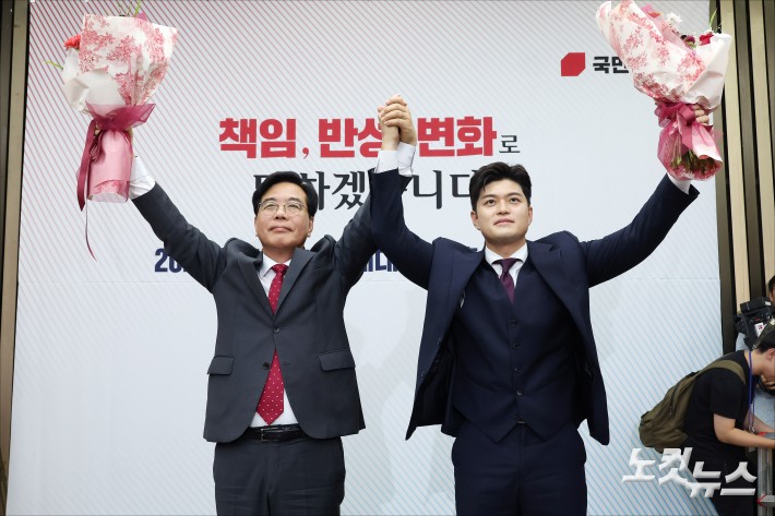 송언석 국민의힘 신임 원내대표가 16일 오후 서울 여의도 국회에서 열린 2025 국민의힘 원내대표 선출 의원총회에서 김용태 비상대책위원장과 손을 들어올리고 있다.