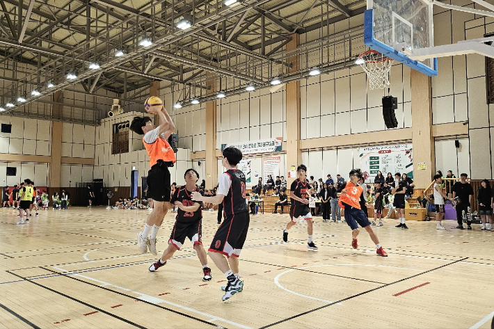 포항YMCA가 주관하고 포항시가 주최한 '제26회 포항시장배 청소년 3×3 농구대회'가 지난 14일 장량국민체육센터 실내체육관에서 개최됐다. 포항YMCA 제공
