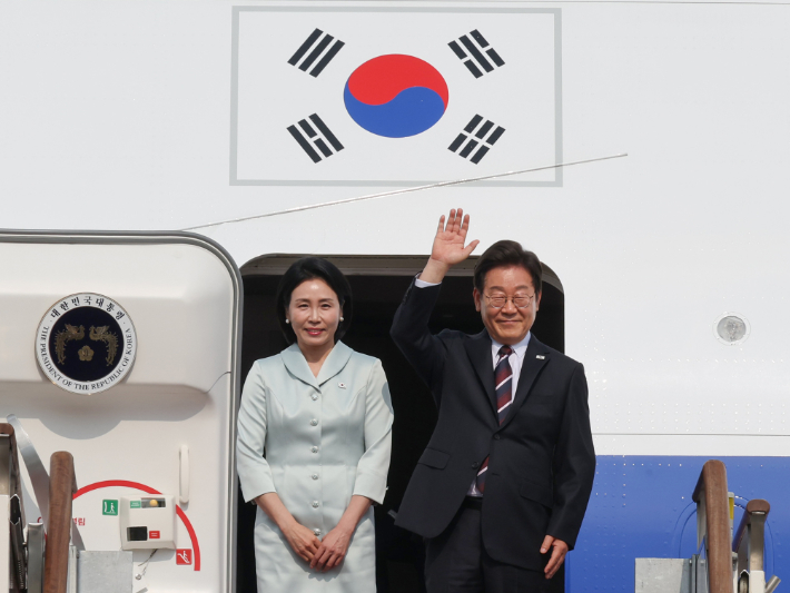 [속보]李대통령 부부, G7정상회의 출발…공군 1호기 탑승