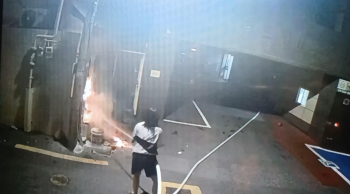 지난달 30일 오전 3시 20분쯤 부산 사하구 하단동의 한 오피스텔에서 발생한 화재를 박시은(28·여)씨와 손승아(26·여)씨가 진화하고 있다. 부산소방재난본부 제공