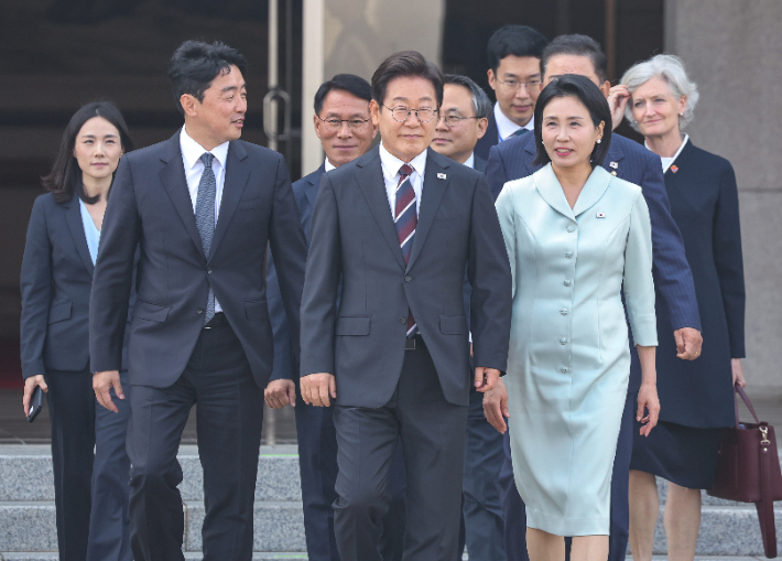 李대통령 부부, 1박 3일간 G7정상회의 일정 시작