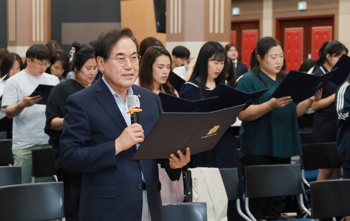 서거석 전북교육감이 16일 '전북 교육공동체 교육활동보호 헌장' 선포식에서 헌장을 낭독하고 있다. 전북교육청 제공