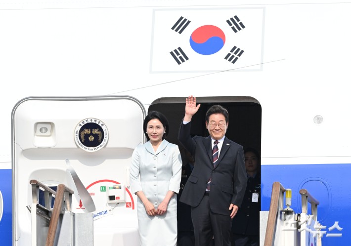 이재명 대통령과 부인 김혜경 여사가 캐나다에서 열리는 주요7개국(G7) 정상회의 참석을 위해 16일 오후 경기도 성남 서울공항을 통해 출국하고 있다.취임 12일 만의 첫 해외 방문에 나서는 이 대통령은 의장국인 캐나다의 공식 초청에 따라 옵서버(참관국) 자격으로 G7 정상회의에 참석한다.