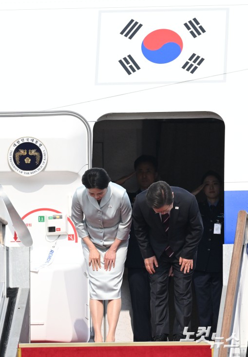 이재명 대통령과 부인 김혜경 여사가 캐나다에서 열리는 주요7개국(G7) 정상회의 참석을 위해 16일 오후 경기도 성남 서울공항을 통해 출국하고 있다.취임 12일 만의 첫 해외 방문에 나서는 이 대통령은 의장국인 캐나다의 공식 초청에 따라 옵서버(참관국) 자격으로 G7 정상회의에 참석한다.