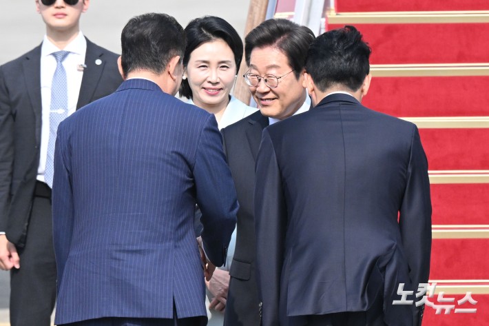 이재명 대통령과 부인 김혜경 여사가 캐나다에서 열리는 주요7개국(G7) 정상회의 참석을 위해 16일 오후 경기도 성남 서울공항을 통해 출국하기 전 김병기 더불어민주당 원내대표와 인사를 나누고 있다.취임 12일 만의 첫 해외 방문에 나서는 이 대통령은 의장국인 캐나다의 공식 초청에 따라 옵서버(참관국) 자격으로 G7 정상회의에 참석한다.