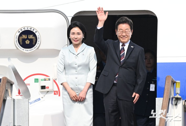 이재명 대통령과 부인 김혜경 여사가 캐나다에서 열리는 주요7개국(G7) 정상회의 참석을 위해 16일 오후 경기도 성남 서울공항을 통해 출국하고 있다.취임 12일 만의 첫 해외 방문에 나서는 이 대통령은 의장국인 캐나다의 공식 초청에 따라 옵서버(참관국) 자격으로 G7 정상회의에 참석한다.