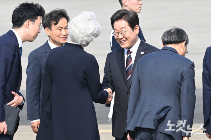 이재명 대통령이 캐나다에서 열리는 주요7개국(G7) 정상회의 참석을 위해 16일 오후 경기도 성남 서울공항을 통해 출국하기 전 타마라 모휘니 주한캐나다 대사와 이야기를 나누고 있다. 취임 12일 만의 첫 해외 방문에 나서는 이 대통령은 의장국인 캐나다의 공식 초청에 따라 옵서버(참관국) 자격으로 G7 정상회의에 참석한다. 류영주 기자
