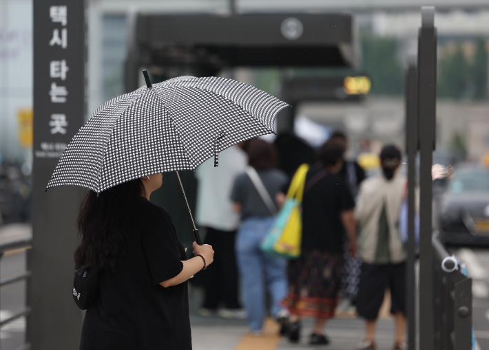 곳곳 소나기로 낮기온 떨어져…내일 다시 무더위