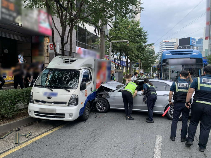 16일 부산 부산진구의 한 도로에서 승용차가 중앙분리대와 차량 2대를 잇따라 들이받았다. 부산경찰청 제공 