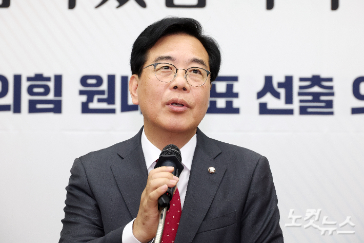 송언석 국민의힘 신임 원내대표가 16일 오후 서울 여의도 국회에서 열린 2025 국민의힘 원내대표 선출 의원총회에서 당선 소감을 말하고 있다. 윤창원 기자