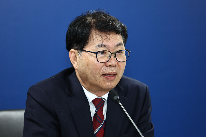국정기획위원회 이한주 위원장이 16일 서울 종로구 정부서울청사 창성동 별관에서 열린 1차 전체 회의에서 발언하고 있다. 연합뉴스