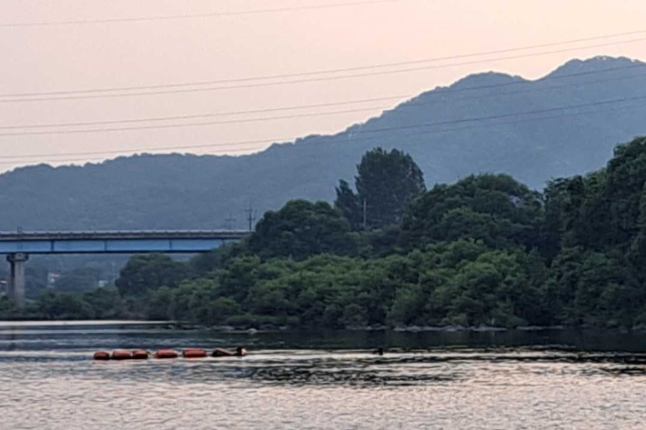 지난 16일 오후 6시 40분쯤 강원 홍천군 북방면 하화계리 홍천강에서 물놀이를 하던 10대 4명이 물에 빠졌다. 강원소방본부 제공