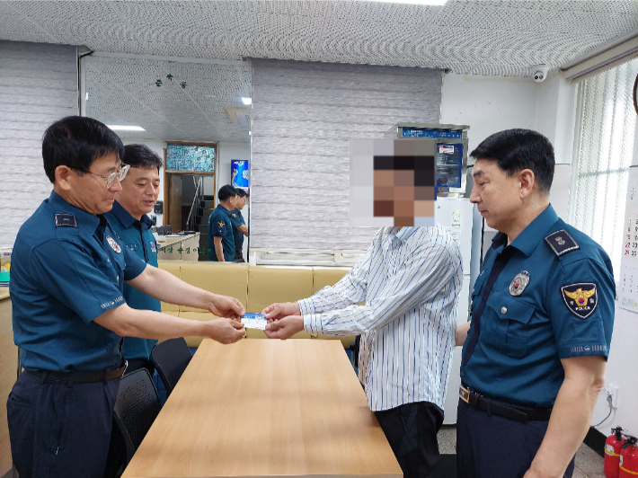 이경근 경위가 헌혈증을 기부하고 있다. 순천경찰서 제공