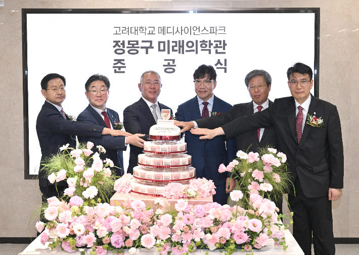 정몽구 미래의학관 준공식에서 정의선 현대차그룹 회장, 김재호 고려중앙학원 이사장 등 참석자들이 개관을 축하하며 케이크커팅을 하고 있다. 사진은 좌로부터 윤을식 의무부총장, 김동원 총장, 정의선 현대차그룹 회장, 김재호 고려중앙학원 이사장, 승명호 교우회장, 편성범 의과대학장. 현대차 제공 