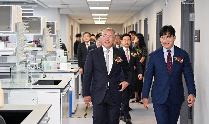 정의선 현대차그룹 회장(사진 왼쪽)과 김재호 고려중앙학원 이사장(사진 오른쪽) 등 참석자들이 정몽구 미래의학관의 백신 개발 연구 시설을 둘러보고 있는 모습. 현대차 제공