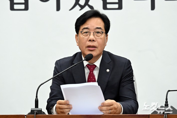 국민의힘 송언석 원내대표가 17일 서울 여의도 국회에서 열린 원내대책회의에서 발언을 하고 있다.