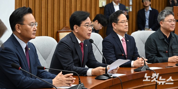 국민의힘 송언석 원내대표가 17일 서울 여의도 국회에서 열린 원내대책회의에서 발언을 하고 있다.