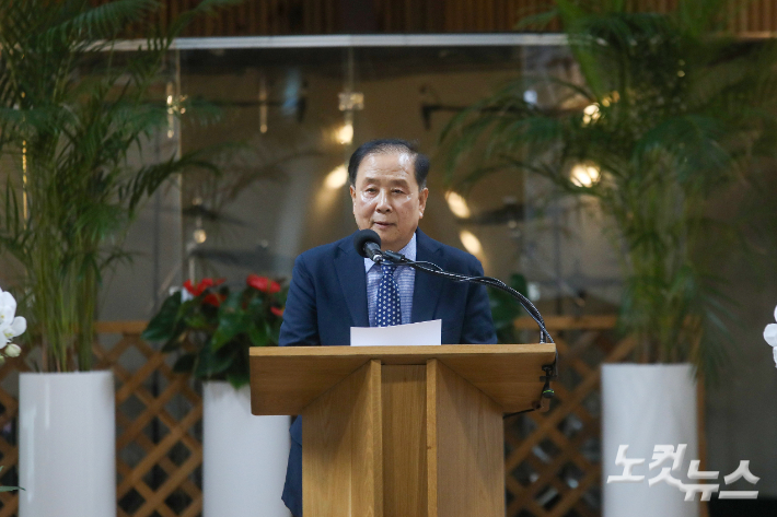 신동아학원 이사장 차종순 목사가 설교를 전하고 있다.