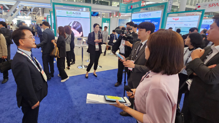 육동한 춘천시장이 16일(현지시간) 미국 보스턴에서 열린 세계 최대 바이오 전시회 'BIO USA 2025'에 참석해, 현장에서 기자들의 질문에 답하고 있다. 춘천시 제공