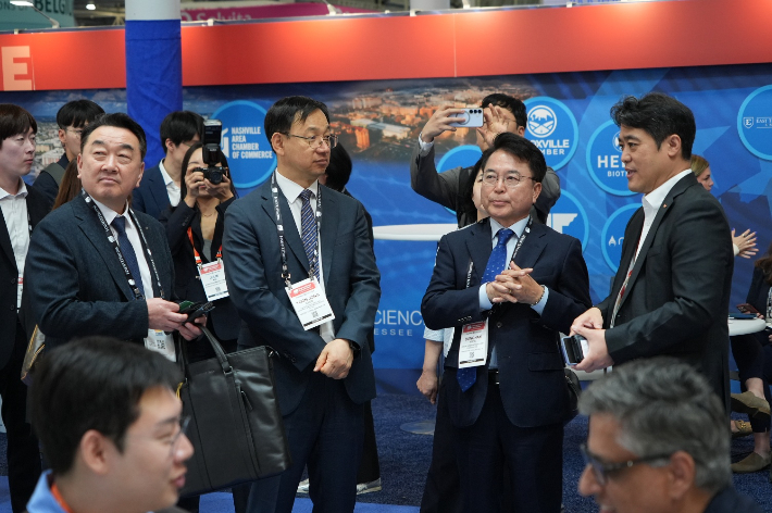 육도한 춘천시장은 16일(미국 현지시간) 미국 보스턴에서 열린 세계 최대 바이오 전시회 'BIO USA 2025'에 참석해 춘천시가 지원한 바이오 기업들과 함께 전시장을 순회하며 글로벌 진출을 위한 기술 상담과 홍보 활동을 펼쳤다. 춘천시제공