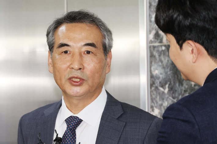 질문 답하는 민중기 특검      (서울=연합뉴스) 이진욱 기자 = 윤석열 전 대통령의 부인 김건희 여사 의혹을 수사할 민중기 특별검사가 17일 서울 서초구 사무실 앞에서 취재진의 질문에 답하고 있다. 2025.6.17     cityboy@yna.co.kr (끝)   <저작권자(c) 연합뉴스, 무단 전재-재배포, AI 학습 및 활용 금지> 연합뉴스