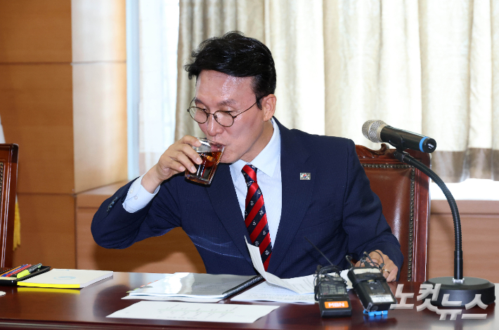 김민석 국무총리 후보자가 13일 오전 서울 종로구 금융감독연수원에 마련된 청문회 준비단 사무실에서 식품, 외식 업계 관계자들과 '밥상물가 안정을 위한 경청 간담회' 중 물을 마시고 있다. 황진환 기자