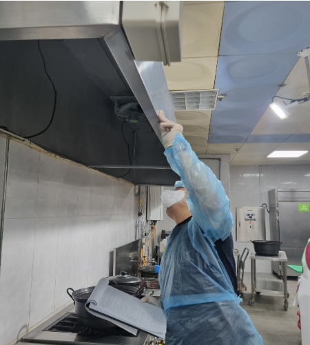 익산시가 집단급식소에 대한 위생점검을 실시하고 있다. 익산시 제공