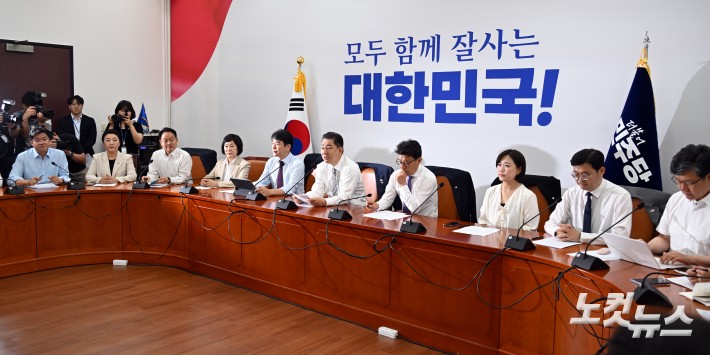 더불어민주당 김병기 당대표 직무대행 겸 원내대표가 17일 서울 여의도 국회에서 열린 원내대책의에서 발언을 하고 있다.