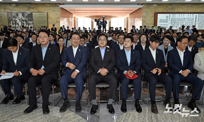 우원식 국회의장과 김병기 더불어민주당 대표 직무대행 겸 원내대표, 김용태 국민의힘 비상대책위원장을 비롯한 참석자들이 17일 국회에서 열린 탄소 중립 선언식에서 자리하고 있다. 2025. 6. 17