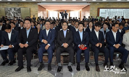 우원식 국회의장과 김병기 더불어민주당 대표 직무대행 겸 원내대표, 김용태 국민의힘 비상대책위원장을 비롯한 참석자들이 17일 국회에서 열린 탄소 중립 선언식에서 자리하고 있다. 2025. 6. 17