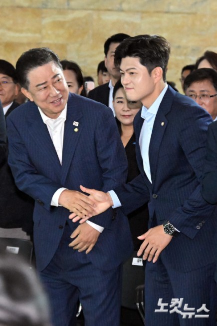 17일 서울 여의도 국회 중앙홀에서 열린 