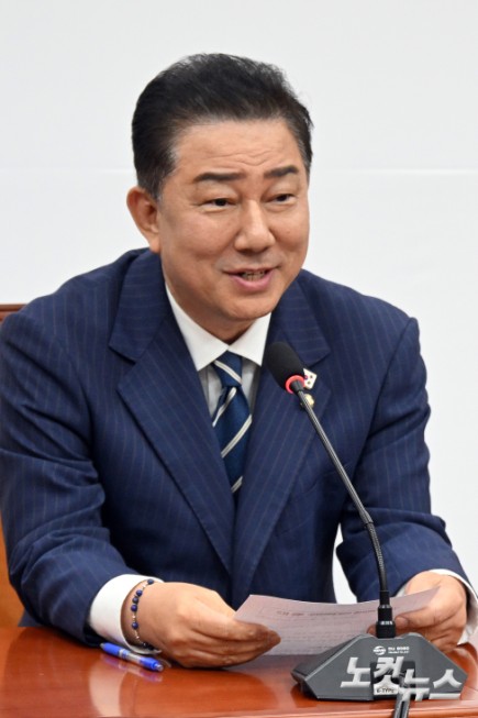 더불어민주당 김병기 당대표 직무대행 겸 원내대표가 17일 서울 여의도 국회에서 국민의힘 김용태 비상대책위원장을 예방하며 인사말을 하고 있다.