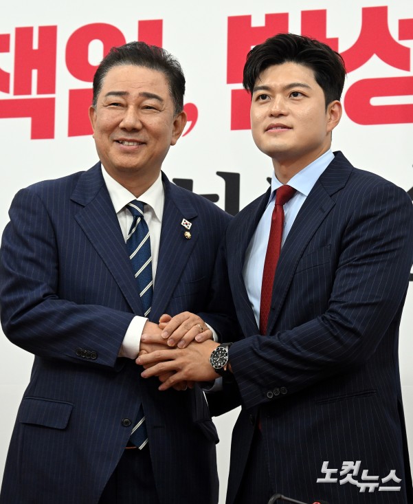 더불어민주당 김병기 당대표 직무대행 겸 원내대표가 17일 서울 여의도 국회에서 국민의힘 김용태 비상대책위원장을 예방하고 있다.