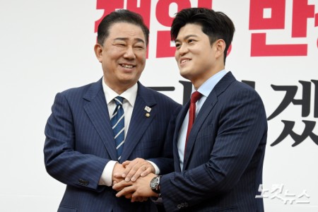 더불어민주당 김병기 당대표 직무대행 겸 원내대표가 17일 서울 여의도 국회에서 국민의힘 김용태 비상대책위원장을 예방하고 있다.