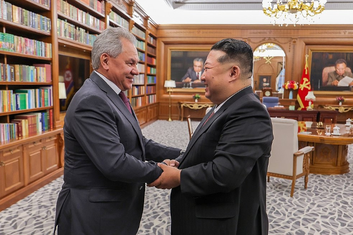 6월4일 방북한 러시아 쇼이구(왼쪽), 김정은. 연합뉴스