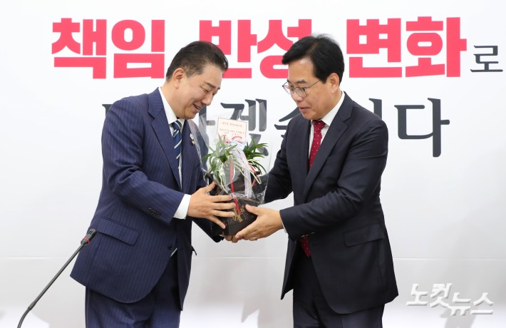 더불어민주당 김병기 원내대표, 국민의힘 송언석 원내대표 예방