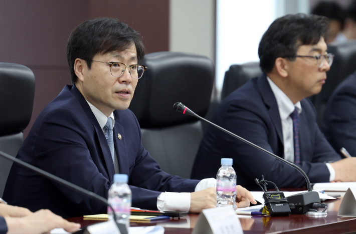 여한구 산업통상자원부 통상교섭본부장은 17일 서울 종로구 한국무역보험공사 대회의실에서 관계부처 실·국장급이 참석한 가운데 열린 '제46회 통상추진위원회'를 주재하고, 인사말을 한 후 미국과의 본격적인 고위급 및 기술협의를 앞두고 우리측의 대응상황을 점검하고, 이슈별 대응전략을 논의했다. 산업통상자원부 제공