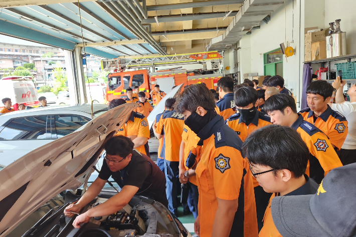 강원특별자치도소방본부 소속 현장 소방대원들이 친환경 자동차 화재 대응능력 강화를 위한 특별 교육을 받고 있는 모습. 강원소방본부 제공