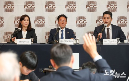 김민석 국무총리 후보자가 17일 오후 서울 중구 프레스센터에서 열린 외신기자간담회에서 외신기자들의 질문을 받고 있다.