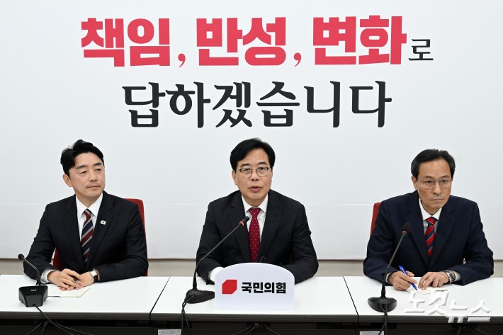 국민의힘 송언석 원내대표(가운데)가 17일 서울 여의도 국회에서 강훈식 대통령 비서실장(왼쪽), 우상호 정무수석을 예방을 받고 인사말을 하고 있다.