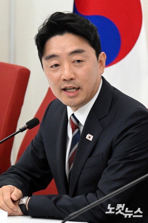 강훈식 대통령 비서실장이 17일 서울 여의도 국회에서 국민의힘을 찾아 송언석 원내대표를 예방하고 인사말을 하고 있다.