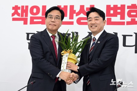 이재명 대통령의 축하난 송언석 원내대표에게 전달하는 강훈식 대통령 비서실장