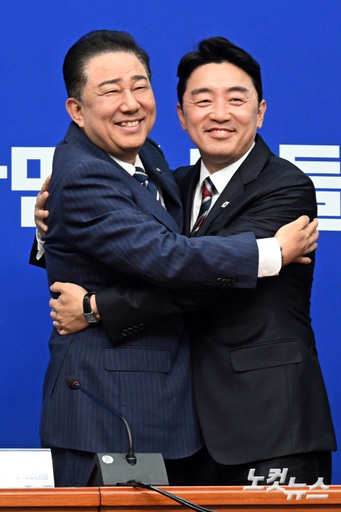 강훈식 대통령 비서실장이 17일 서울 여의도 국회에서 더불어민주당을 찾아 김병기 당대표 직무대행 겸 원내대표와 포옹을 하고 있다.