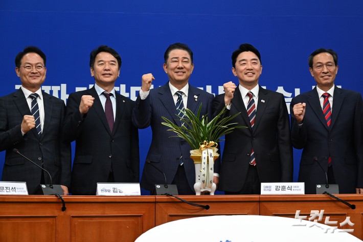 더불어민주당 김병기 당대표 직무대행 겸 원내대표가 17일 서울 여의도 국회에서 강훈식 대통령 비서실장, 우상호 정무수석을 접견하며 참석자들과 기념촬영을 하고 있다.