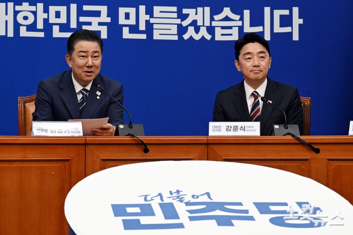 더불어민주당 김병기 당대표 직무대행 겸 원내대표가 17일 서울 여의도 국회에서 강훈식 대통령 비서실장을 접견하며 인사말을 하고 있다.