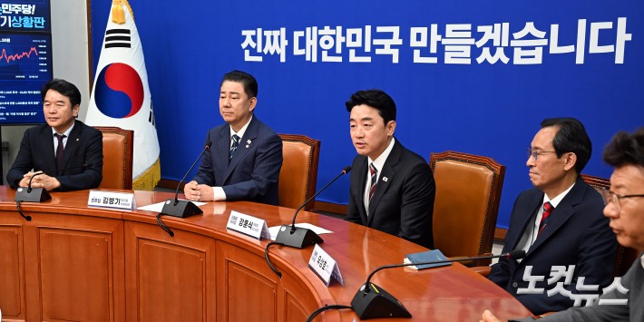 강훈식 대통령 비서실장이 17일 서울 여의도 국회에서 더불어민주당을 찾아 김병기 당대표 직무대행 겸 원내대표를 예방해 인사말하고 있다.