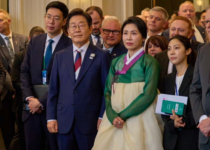 李대통령 G7 환영 리셉션 참석…金여사 '전통 한복' 눈길