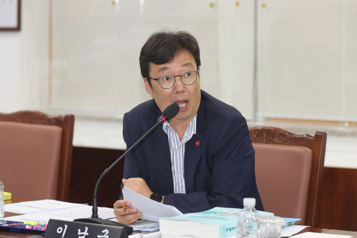이남근 제주도의원이 17일 도의회 제439회 정례회에서 질의하고 있다. 제주도의회 제공