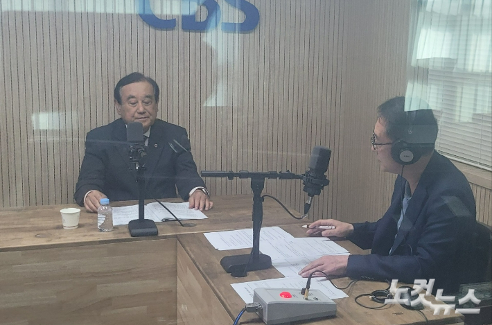 왼쪽부터 이명식 대한노인회 충북연합회 회장, 김종현 앵커. 충북CBS